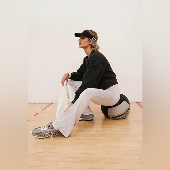 NWOT FREE PEOPLE MOVEMENT GOOD KARMA FLARE LEGGING IN ICE GREY - Picture 5 of 9